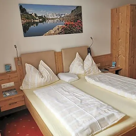 Modern&renovated - Hotelpension Oberauer מלון וואגריין